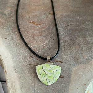 Small reversible pendant with choker